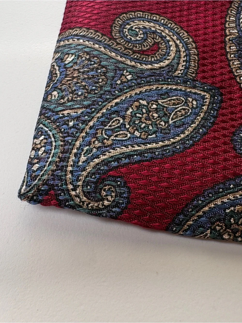 Oscar de la Renta Mens 100% Silk Paisley Tie Red Burgundy